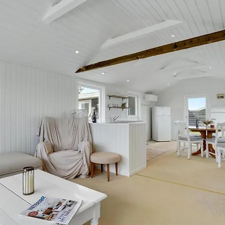 1 Bedroom Beautiful In Prázdninový dům Logstor